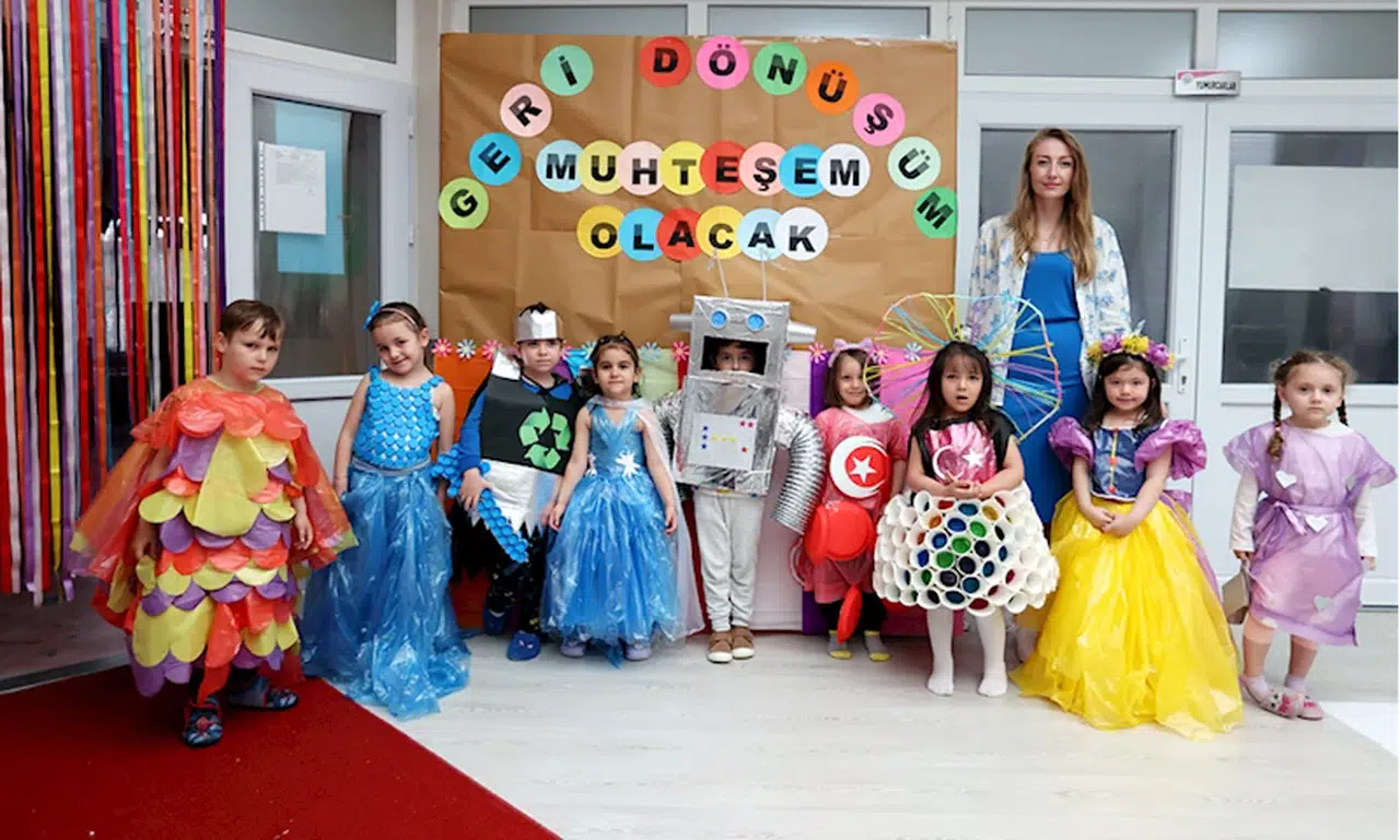 Samsun'da anaokulu öğrencileri atıklardan tasarladıkları kıyafetlerle defile düzenledi