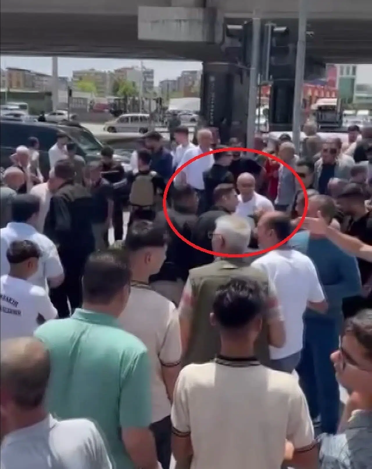 Avukat, dini nikahla yaşadığı kadının kendisine saldıran kardeşini ayağından vurdu