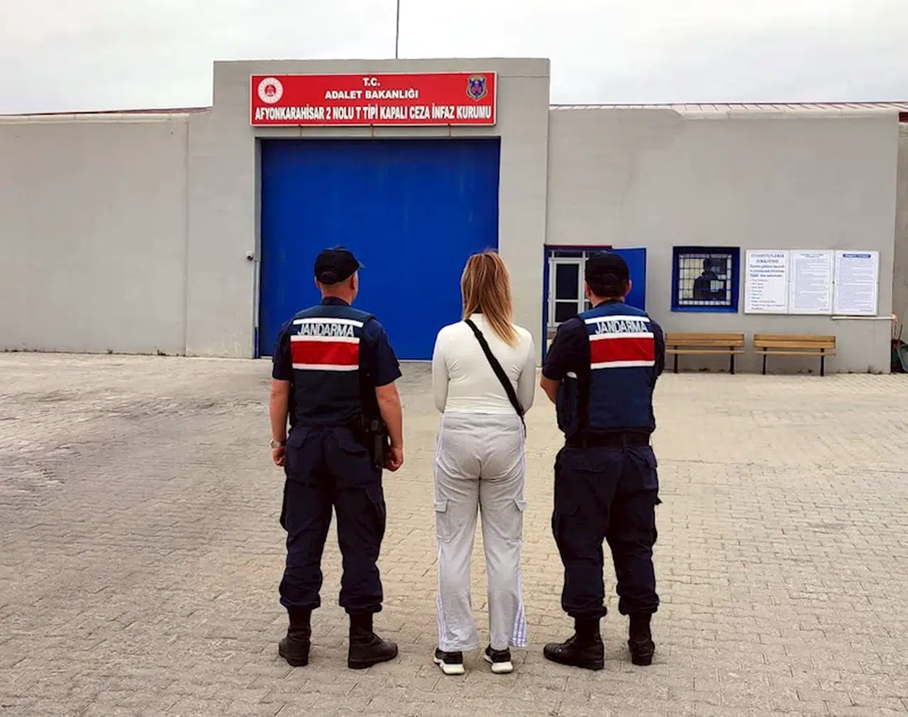 Uyuşturucu hükümlüsü kadın yakalandı