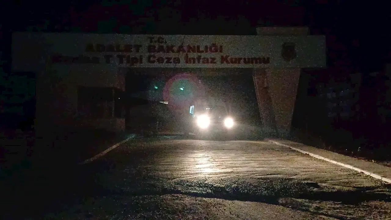 Manisa'da hücresindeki yatağı ateşe veren mahkum ağır yaralandı, 6 kişi dumandan etkilendi