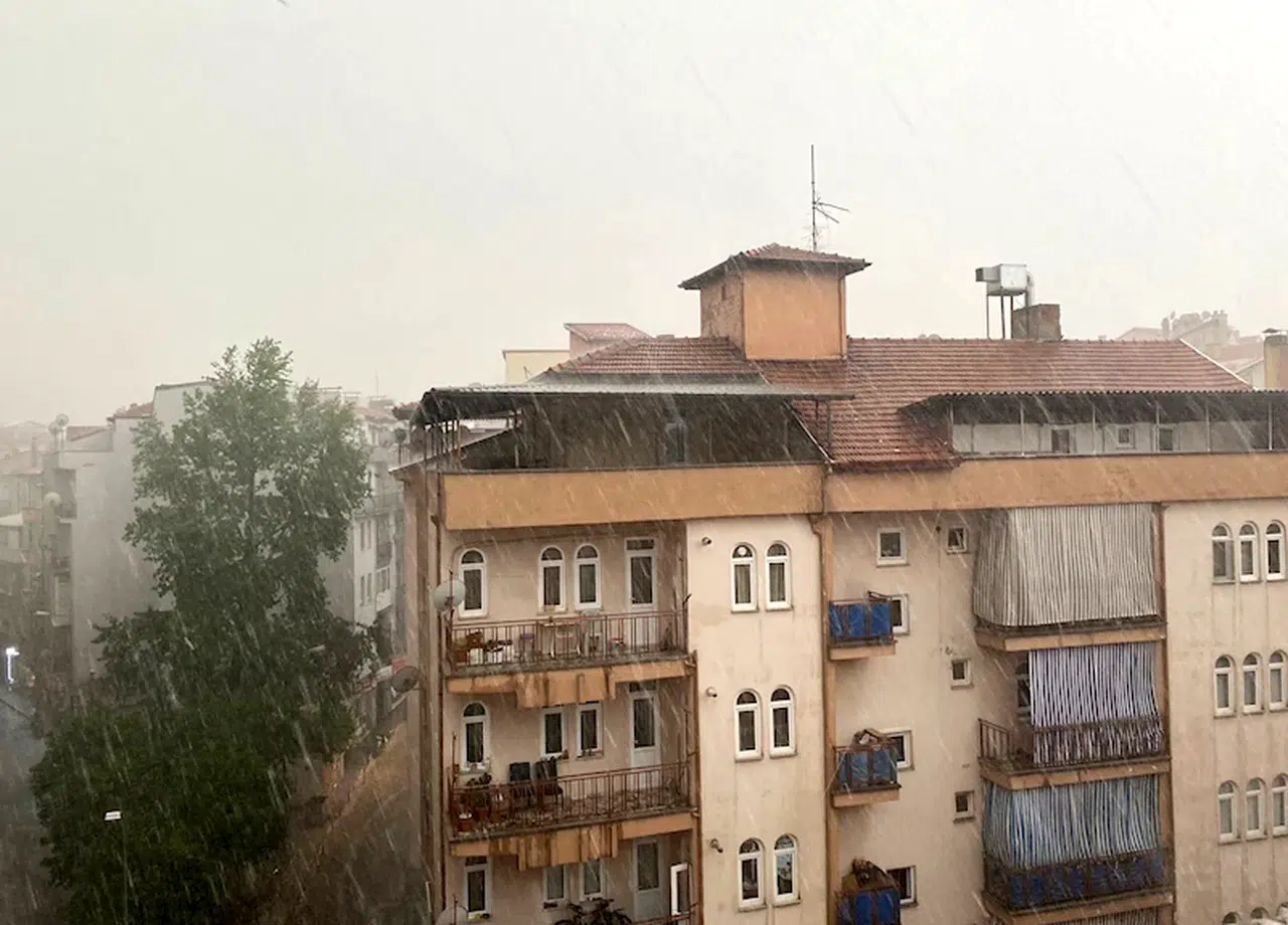 Isparta'da şiddetli yağış etkili oldu