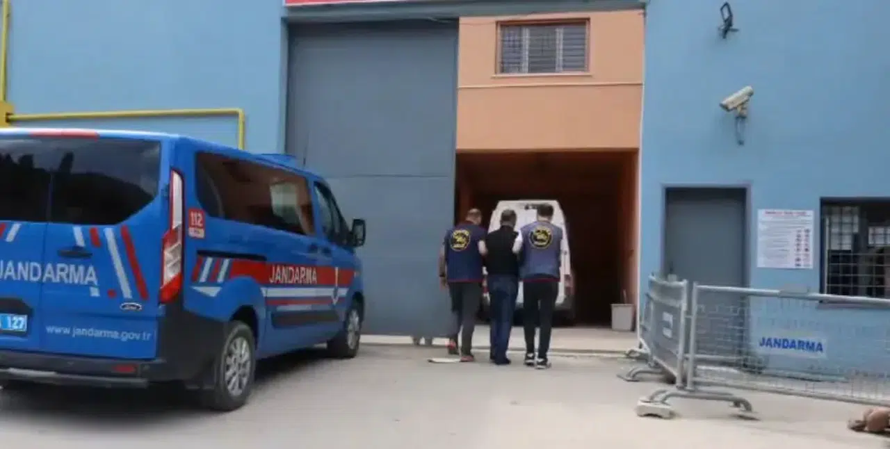 Ardanuç İlçesi'nde Göçmen Kaçakçılığı Operasyonu: 5 Kişi Yakalandı