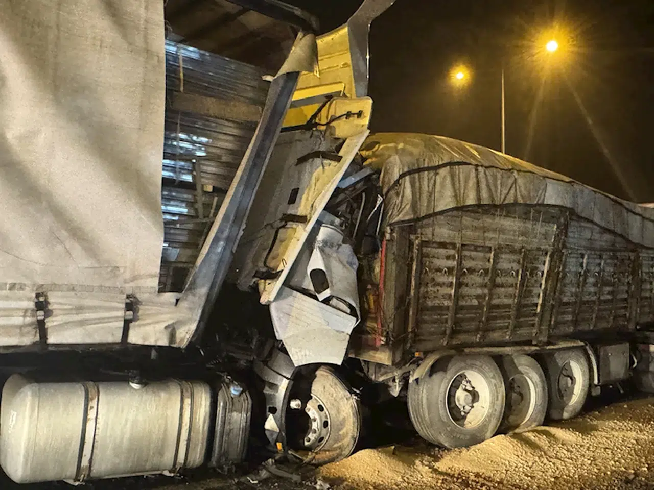 Anadolu Otoyolu'nda iki tırın çarpışması sonucu 1 kişi öldü