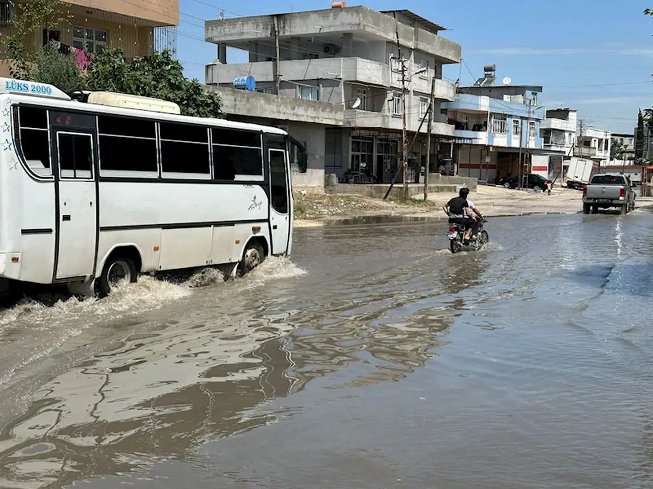 Adana'da sağanak; cadde ve sokaklar suyla doldu