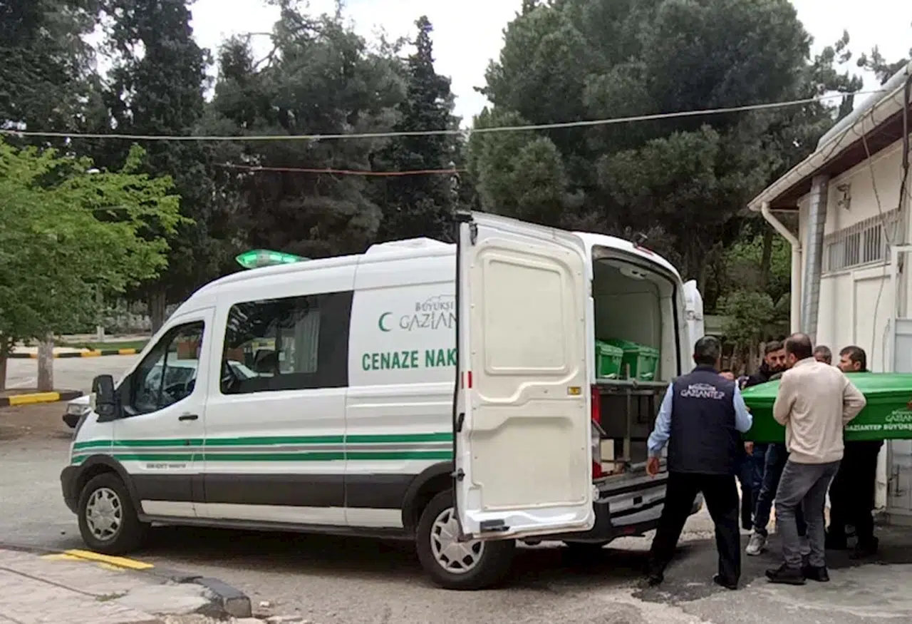 İş makinesiyle duvar arasında sıkışıp öldü