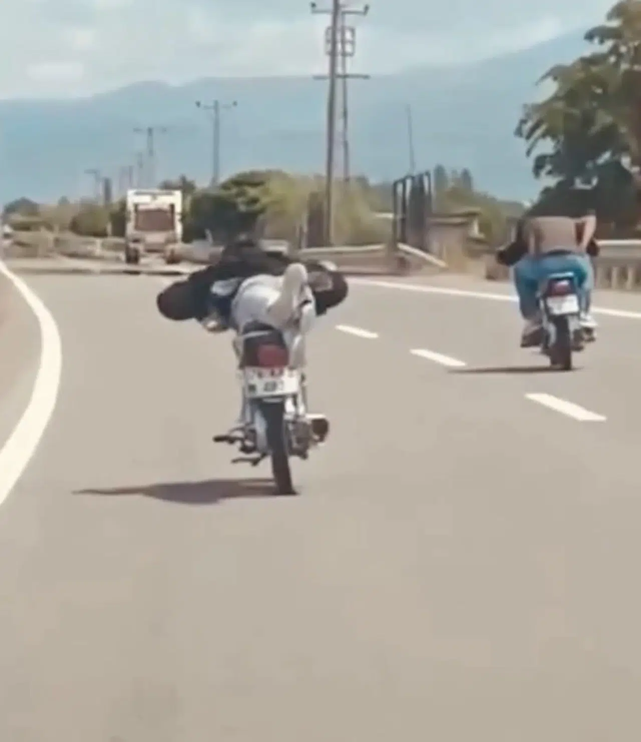 'Iğdır'da çılgın motosikletçiler ölüme meydan okudu' diye paylaştılar; motosikletler trafikten men, sürücülere 20 bin TL ceza