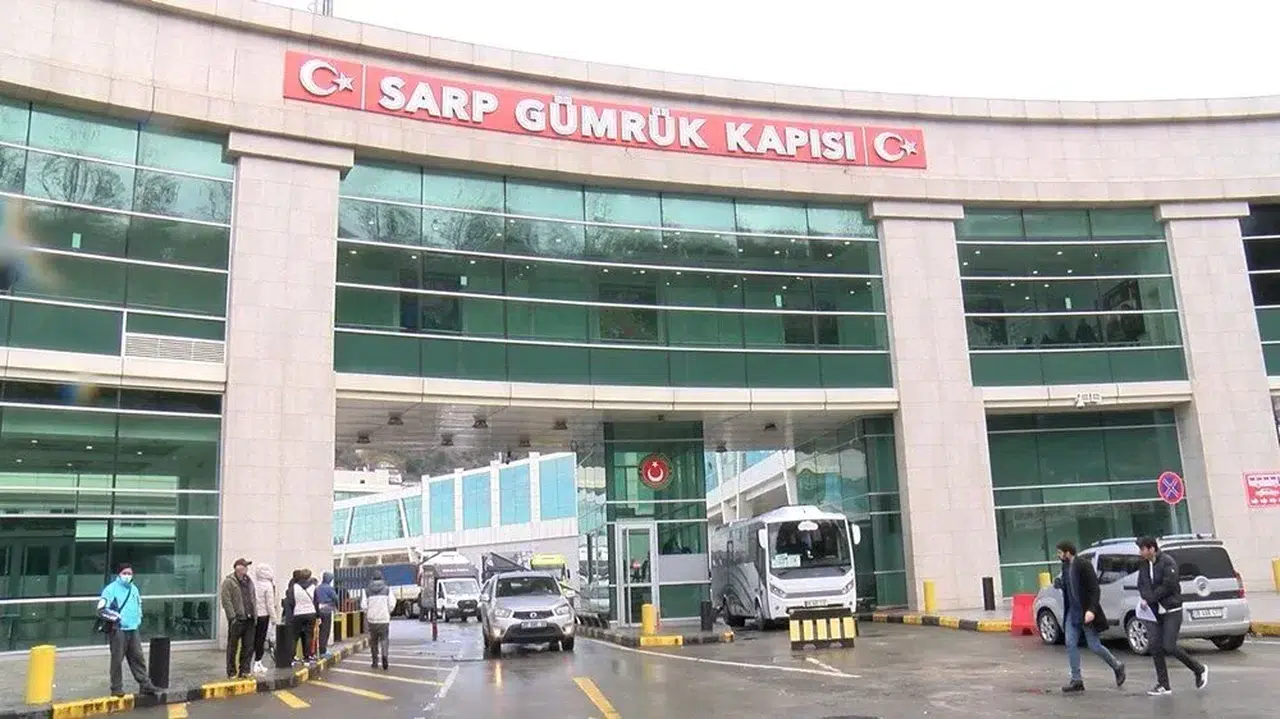 Sarp Sınır Kapısı'nda Otobüs Güzergahlarının Değiştirilmesine Tepki: Yolcular İsyan Etti