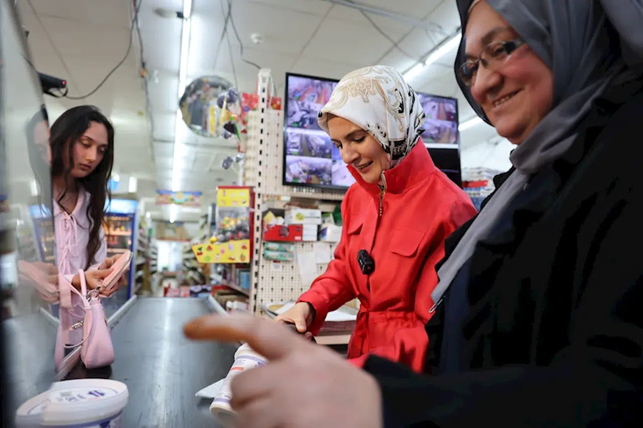 Bakan Göktaş, Brüksel'de çalıştığı aile marketinde yeniden kasaya geçti