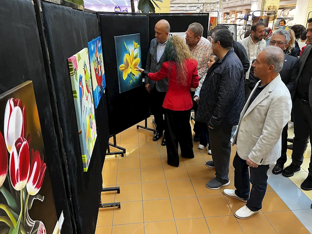 Kayseri'de sağlık çalışanları tarafından yağlı boya resim sergisi açıldı