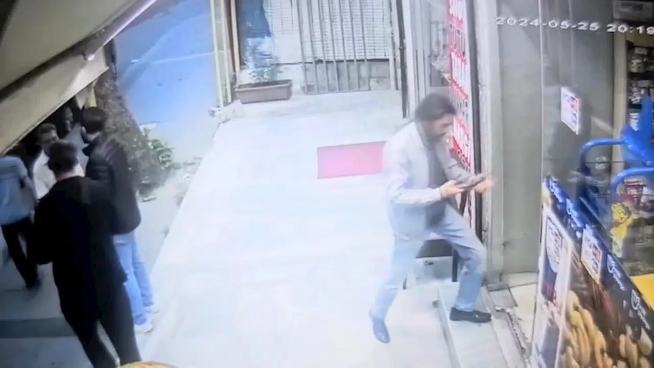  İstanbul- Küçükçekmece'de ses bombası atılan iş yerinde 2 kişi yaralandı; patlama anı kamerada(Geniş haber)