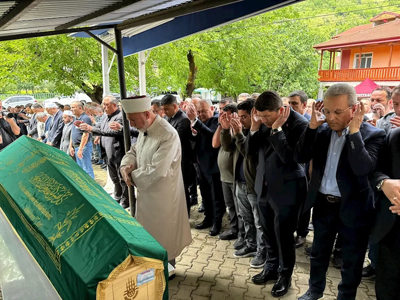 Bakan Tunç, Bartın'da eniştesinin cenazesine katıldı