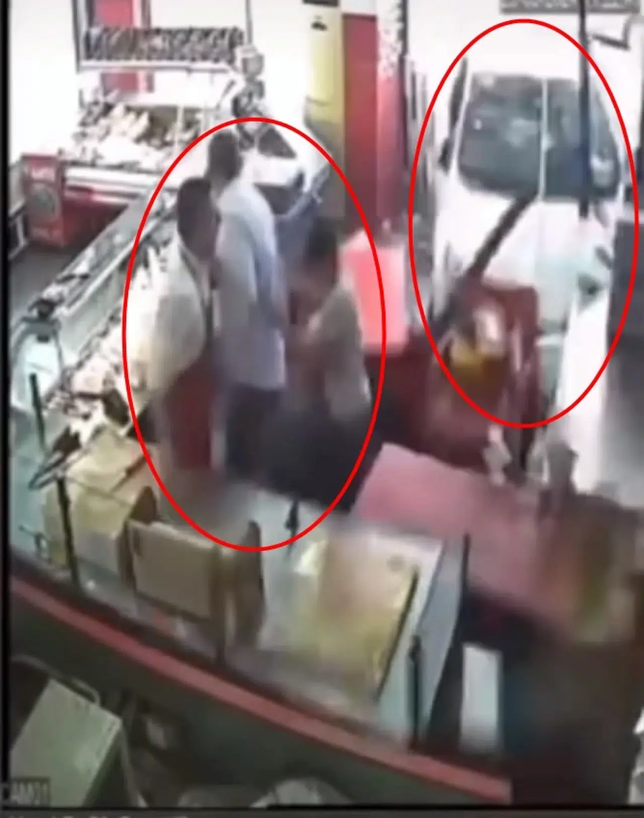 Otomobilin kasap dükkanına girdiği kaza kamerada