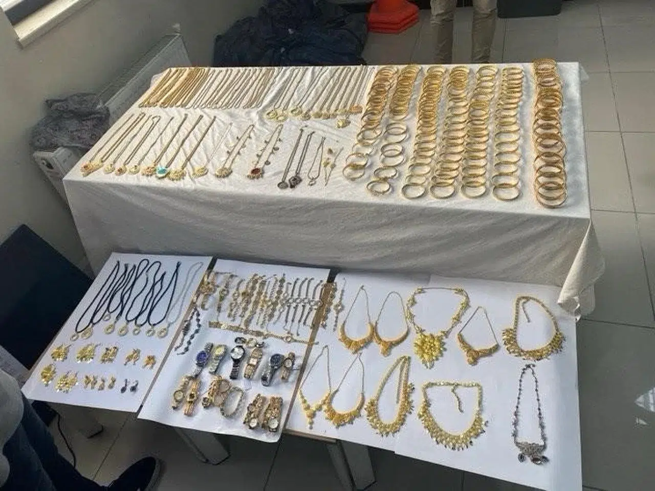 Van'da kuyumcudan 3 milyon liralık altında çalan 2 şüpheli, yakalandı 