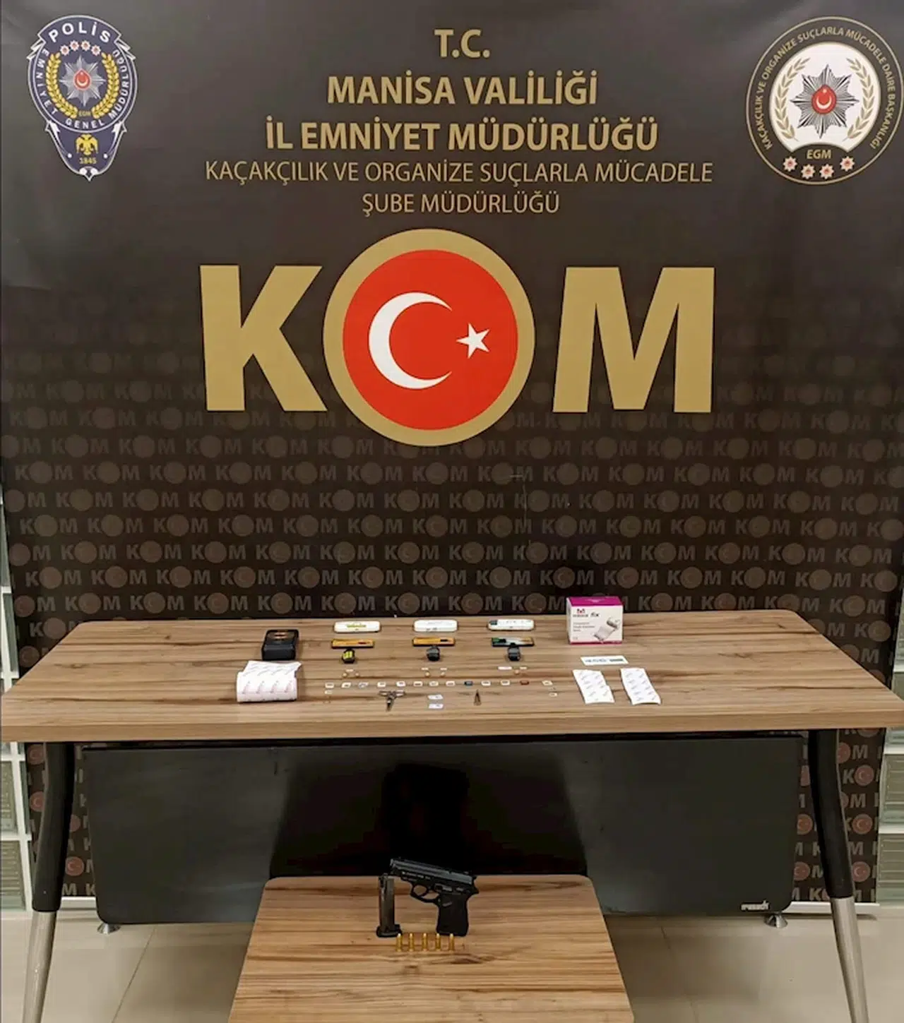 Manisa'da ehliyet sınavında özel düzenekle kopya; kurs sahibi ile 2 kişi tutuklandı