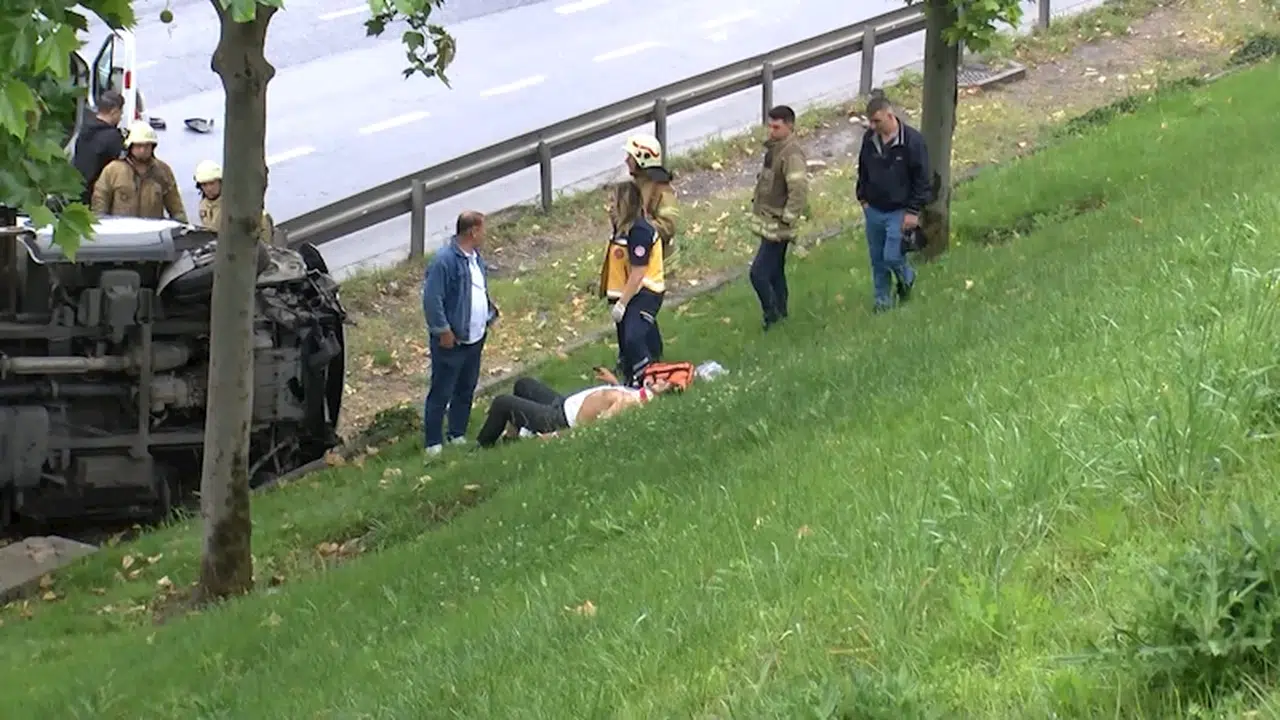 İstanbul - Bağcılar'da kamyonet işçi servisine çarptı:  5 yaralı