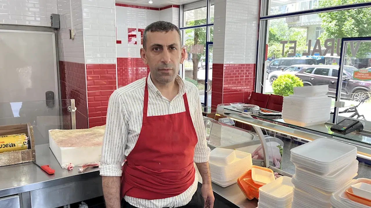 Otomobilin kasap dükkanına girdiği kaza kamerada (2)