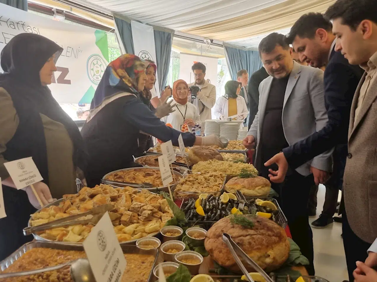 Düzce'de kadınların hazırladığı yöresel yemekler "lezzet şöleni"nde damakları tatlandırdı