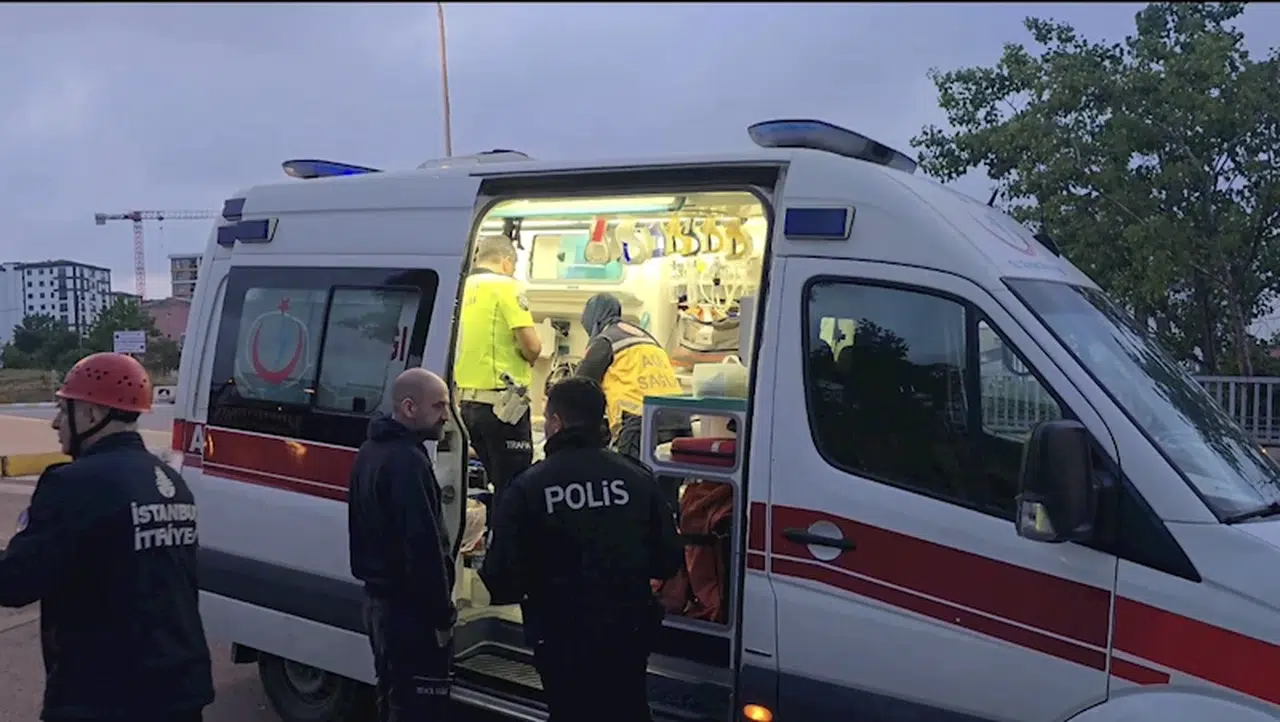 Pendik'te otomobil park halindeki kamyona çarptı: 2 yaralı 