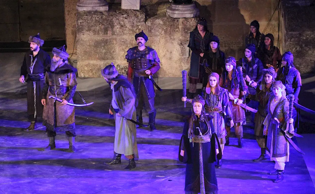 'Devlet Ana' oyunu Aspendos'ta sahnelendi
