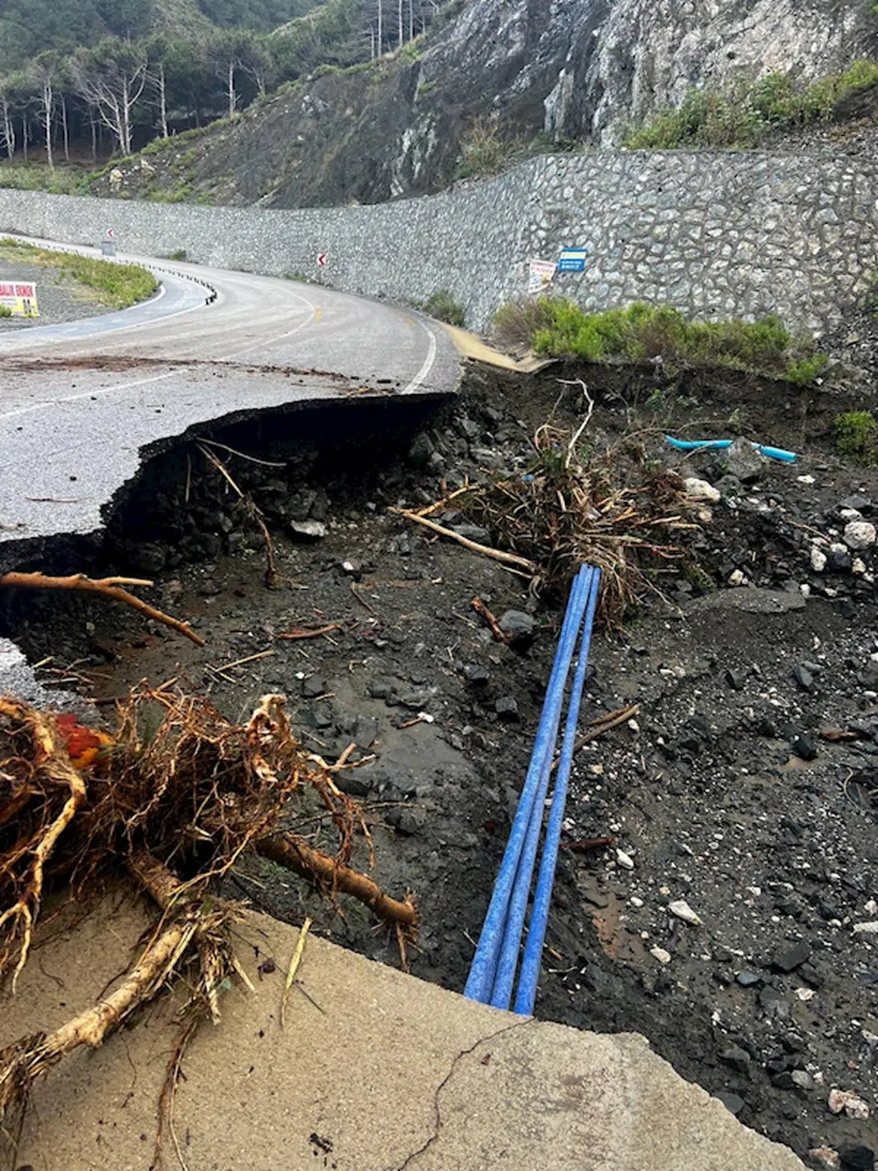 Hatay'da yağmur hayatı olumsuz etkiledi, denizde hortum çıktı