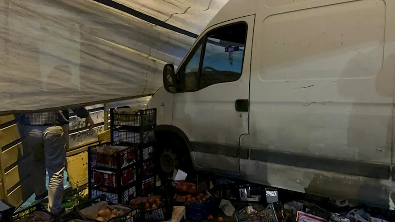 İstanbul- Ataşehir'de çaldıkları kamyonetle minibüse çarpıp pazara daldılar