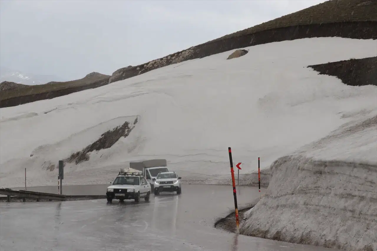 Erzurum'un yüksek kesimlerinde kar yağdı