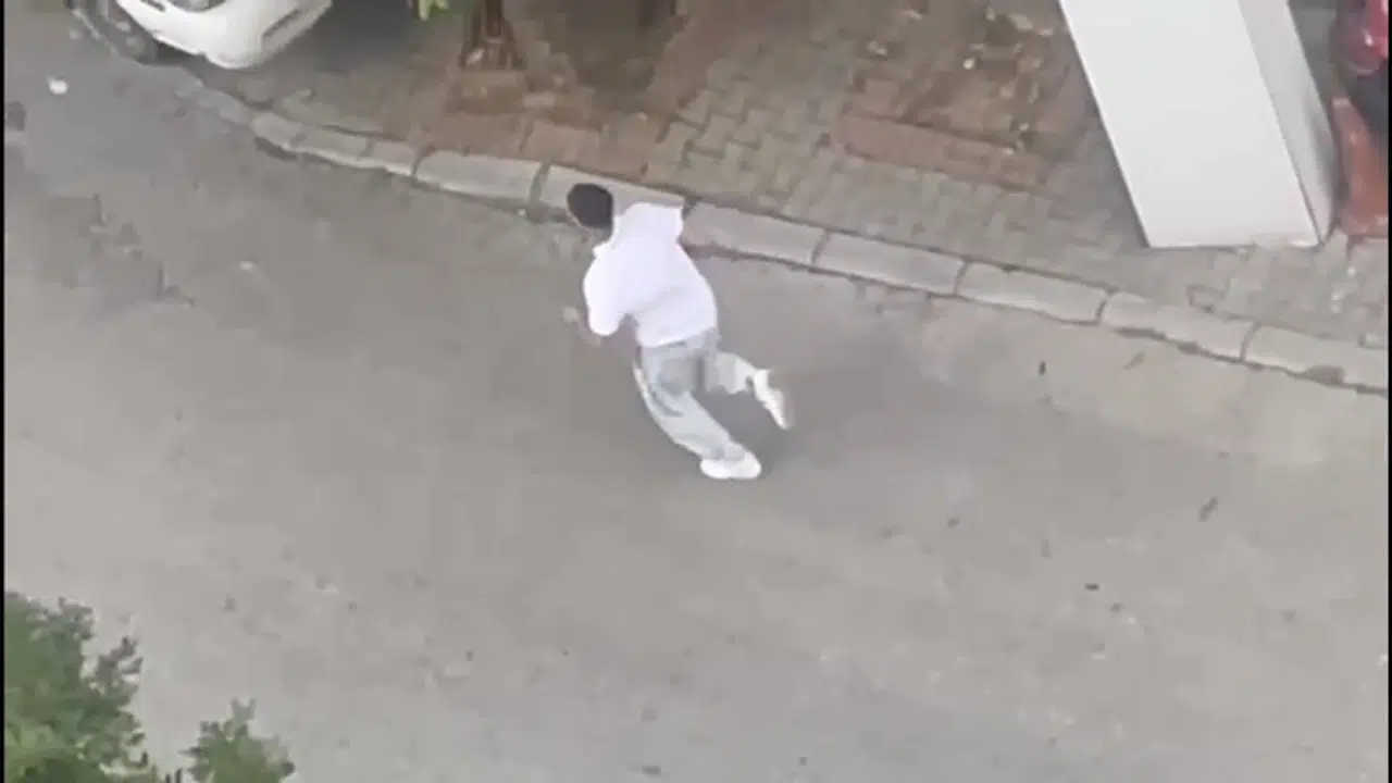 Alanya'da bir şüpheli, 2 kişiyi ayrı yerlerde tabancayla vurdu; olayın biri kamerada