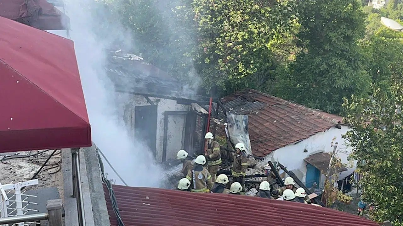 İstanbul- Üsküdar'da korkutan gecekondu yangını