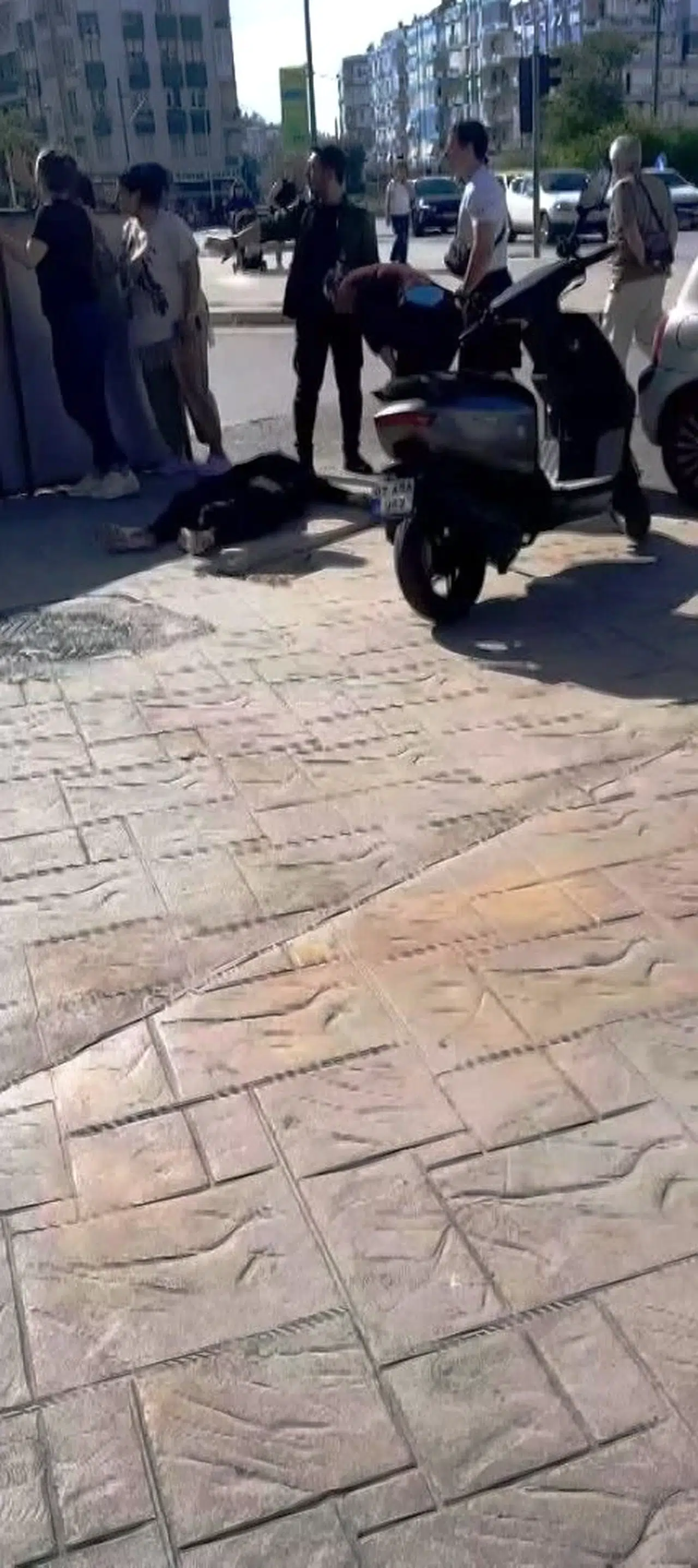 Antalya'da şiddetli rüzgar; üzerine tabela uçan kadın yaralandı