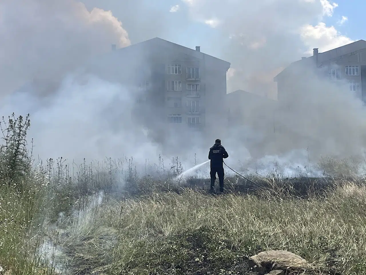 Keşan'da ot yangını trafoya sıçramadan söndürüldü 