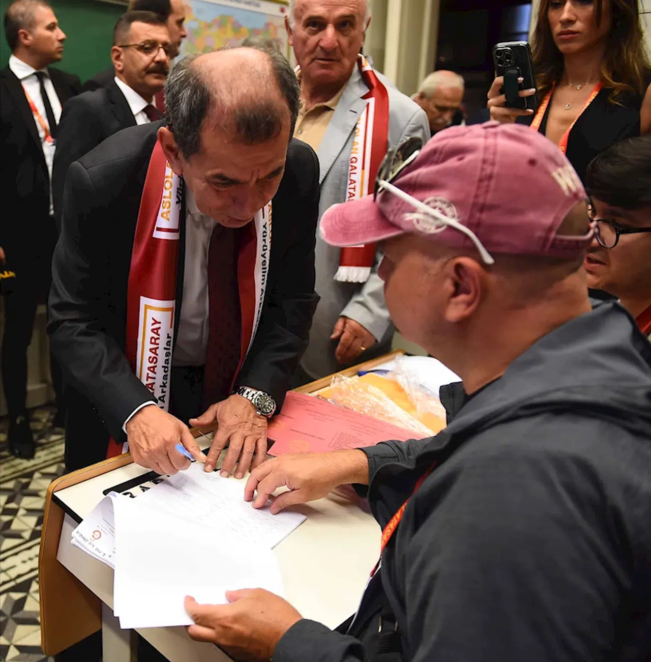 Galatasaray Kulübü'nün başkanlık seçiminde oy verme işlemi sona erdi