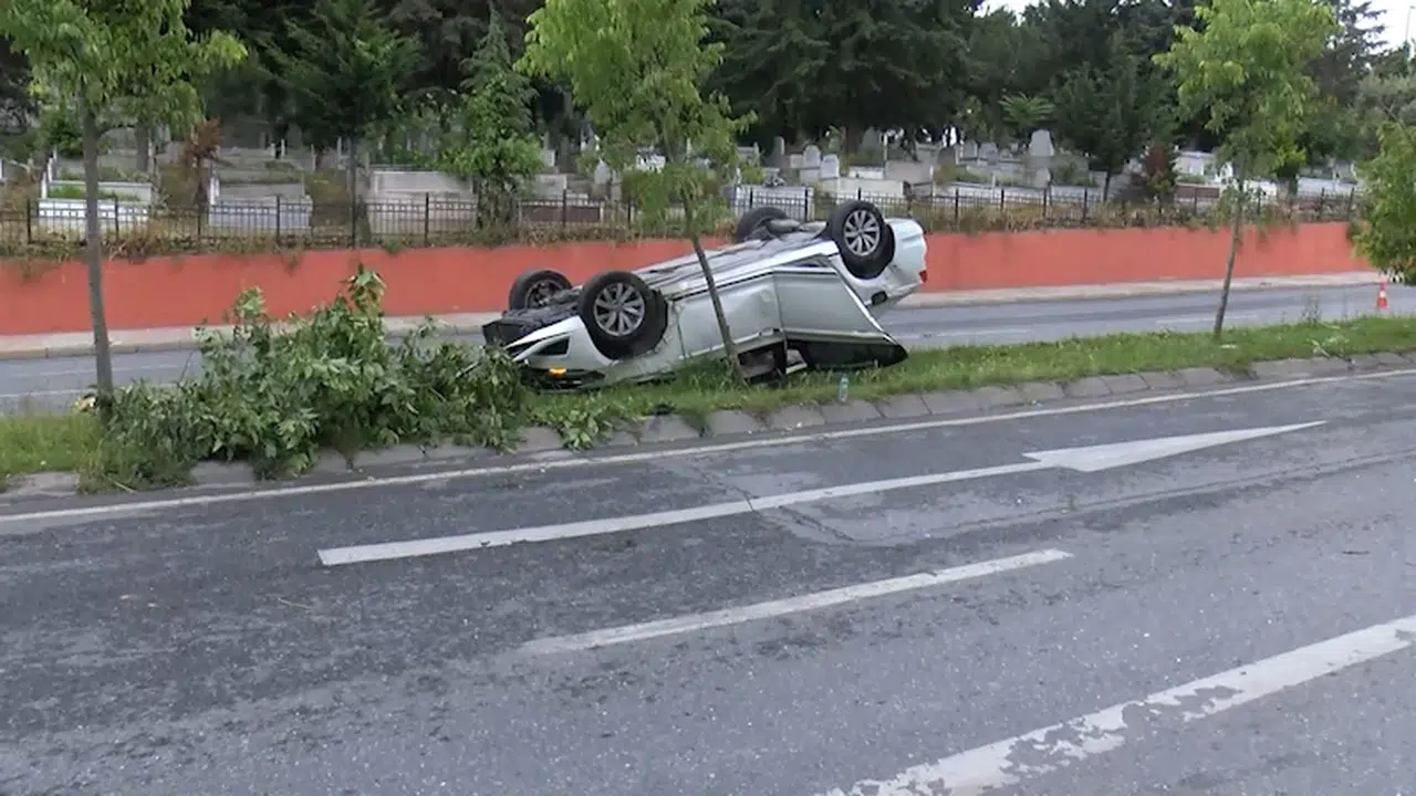 İstanbul- Küçükçekmece'de takla atıp ters dönen otomobilden yaralanmadan kurtuldu