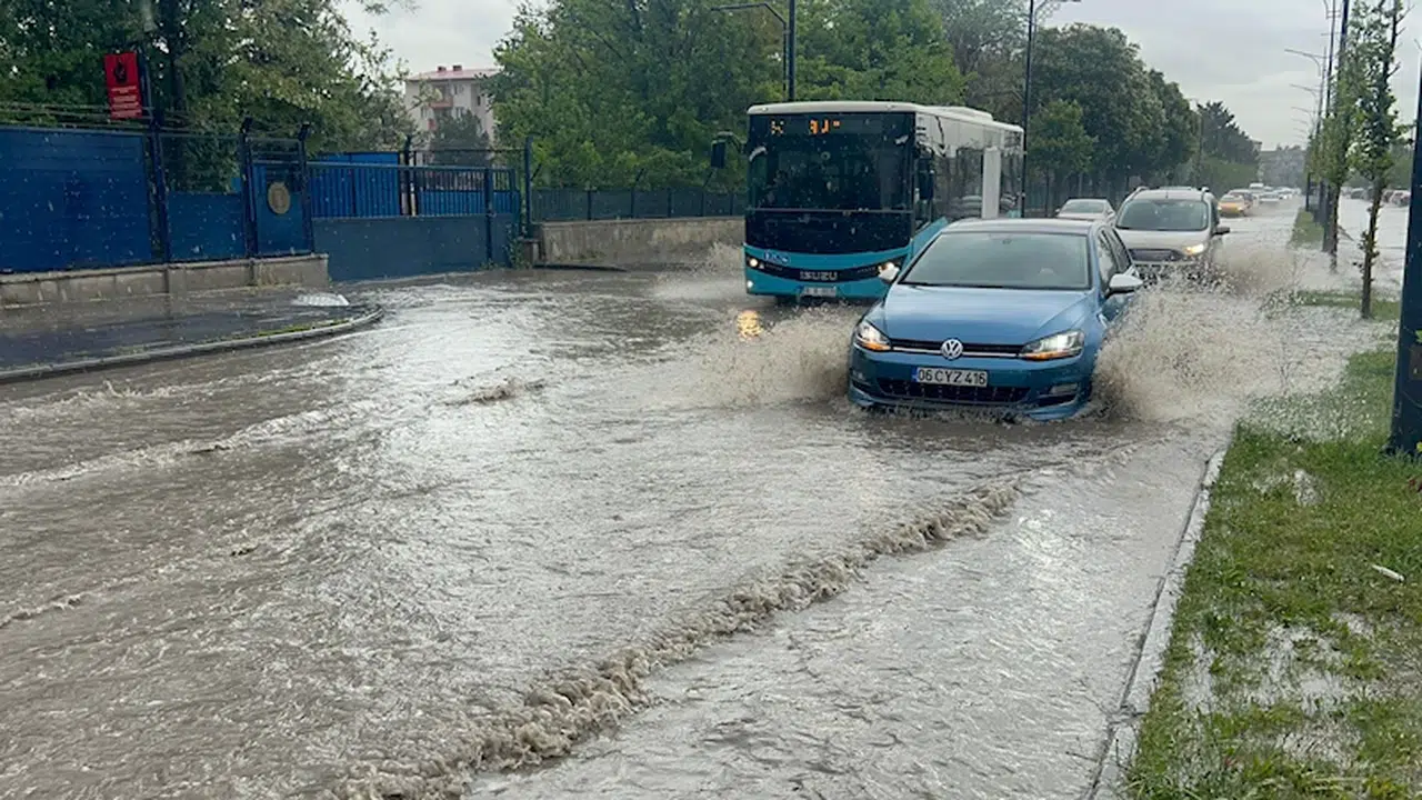 Sivas'ta sağanak; cadde ve sokaklar su doldu