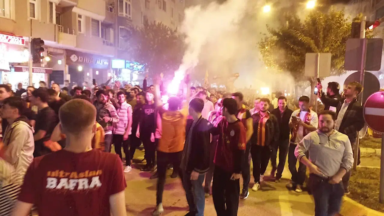 Samsun'da Galatasaray taraftarları şampiyonluğu meşalelerle kutladı