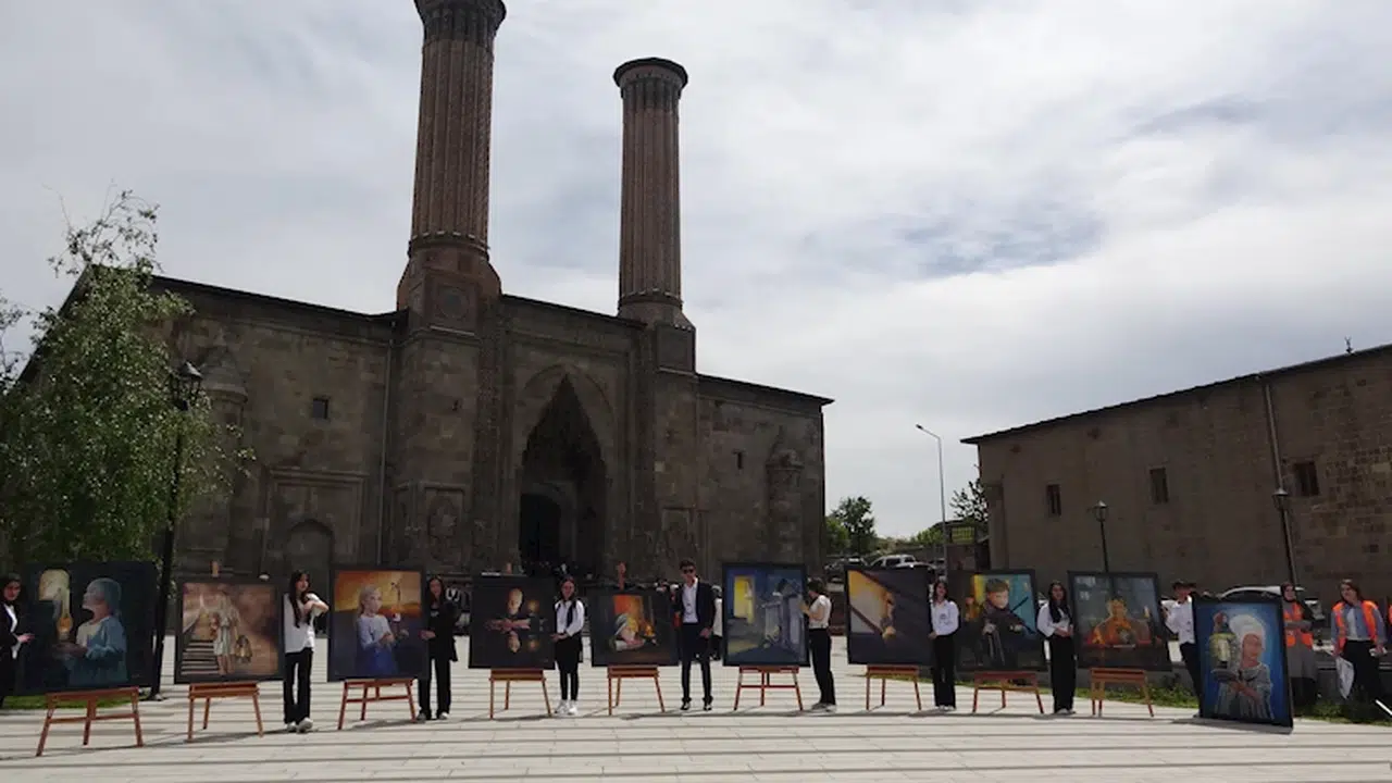 ERZURUM 'Liseli ressamlar', tablolarını lösemili çocuklar için yaptı (VİDEO EKLENDİ)