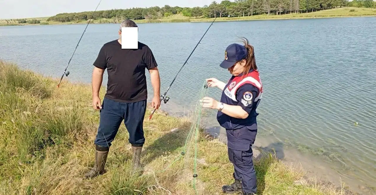 Jandarma, gölete kaçak atılan balık ağlarını topladı 