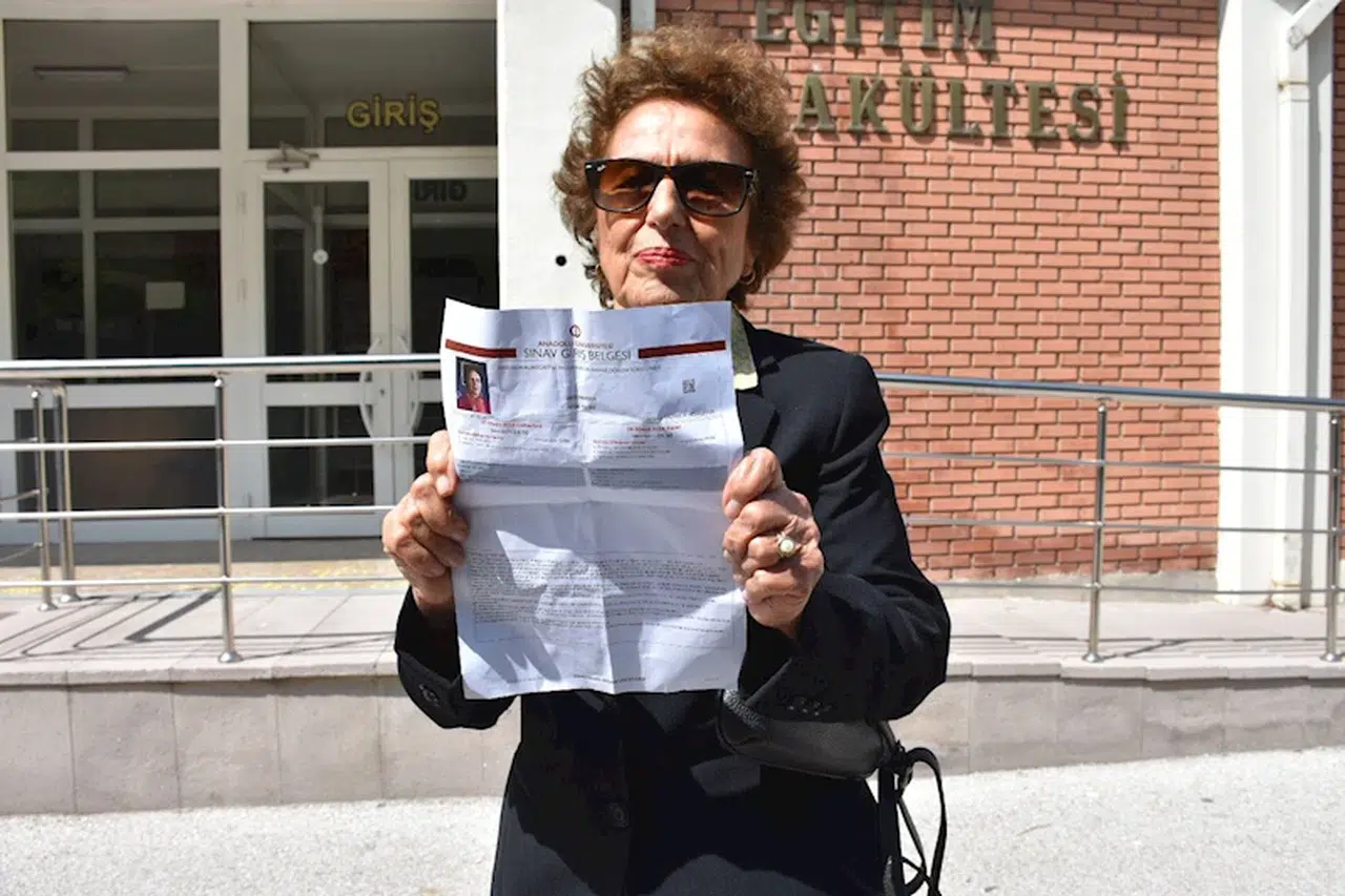 Emekli öğretmen, 81 yaşında üniversite öğrencisi oldu