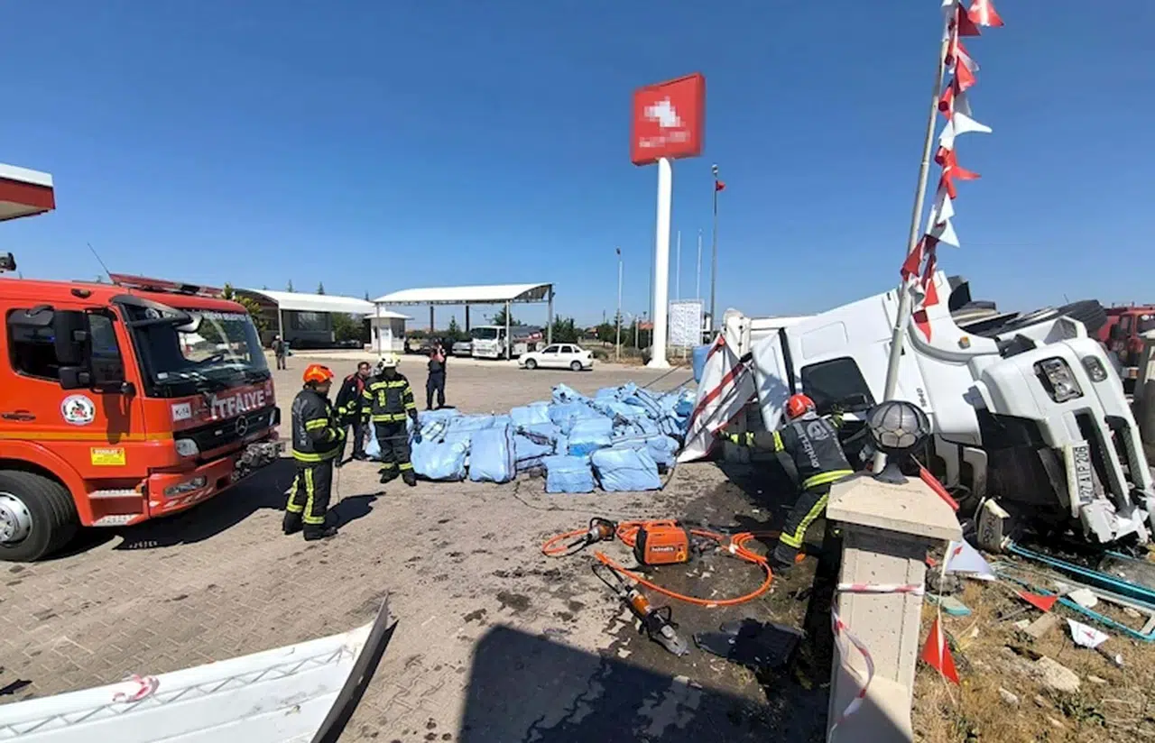 Denizli'de, akaryakıt istasyonunun duvarına çarpan kamyonun şoförü öldü