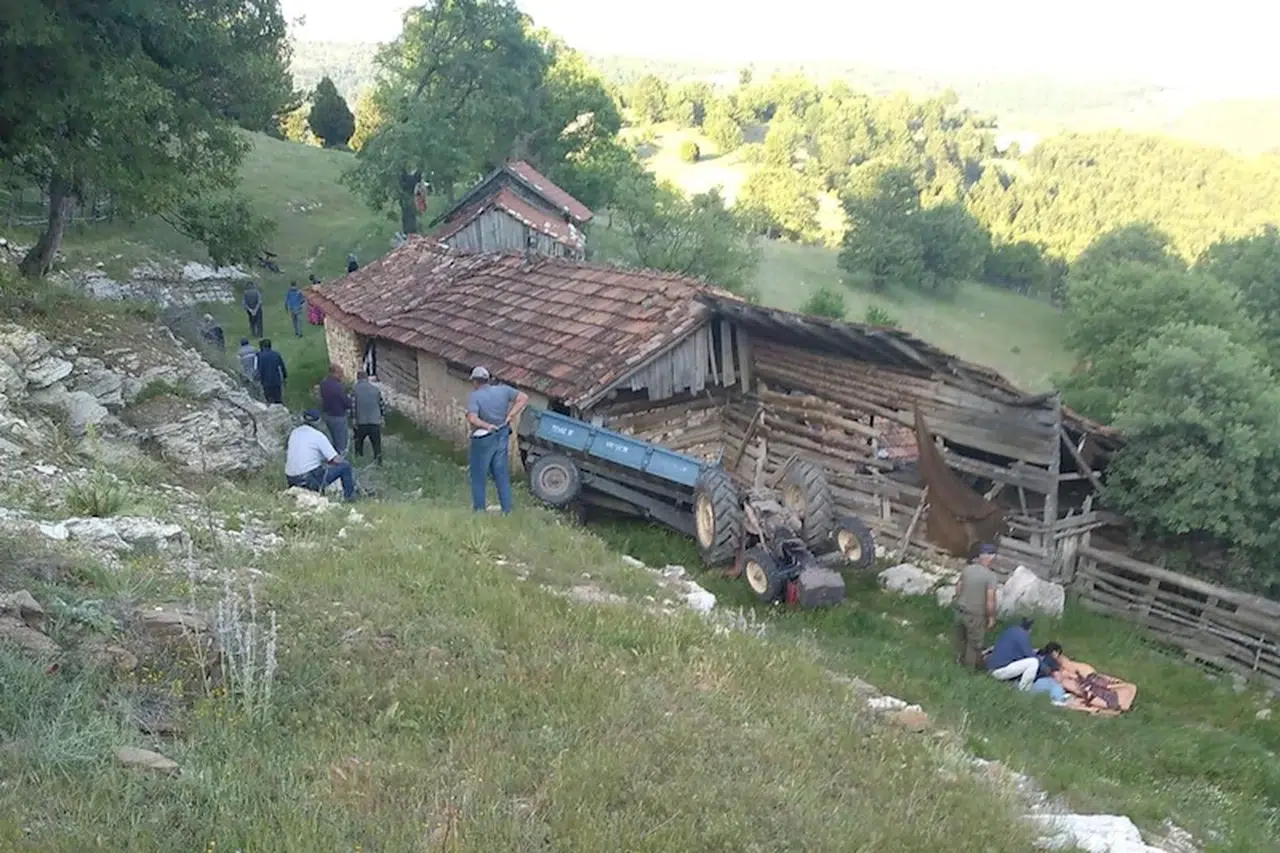Devrilen traktörün sürücüsü Hasan, öldü