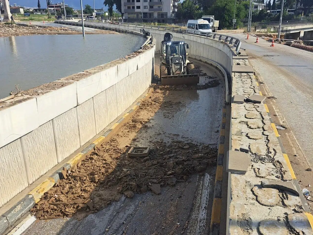 Hatay'da sağanak; cadde ve sokakları su bastı, mahsur 70 kişi kurtarıldı (2)