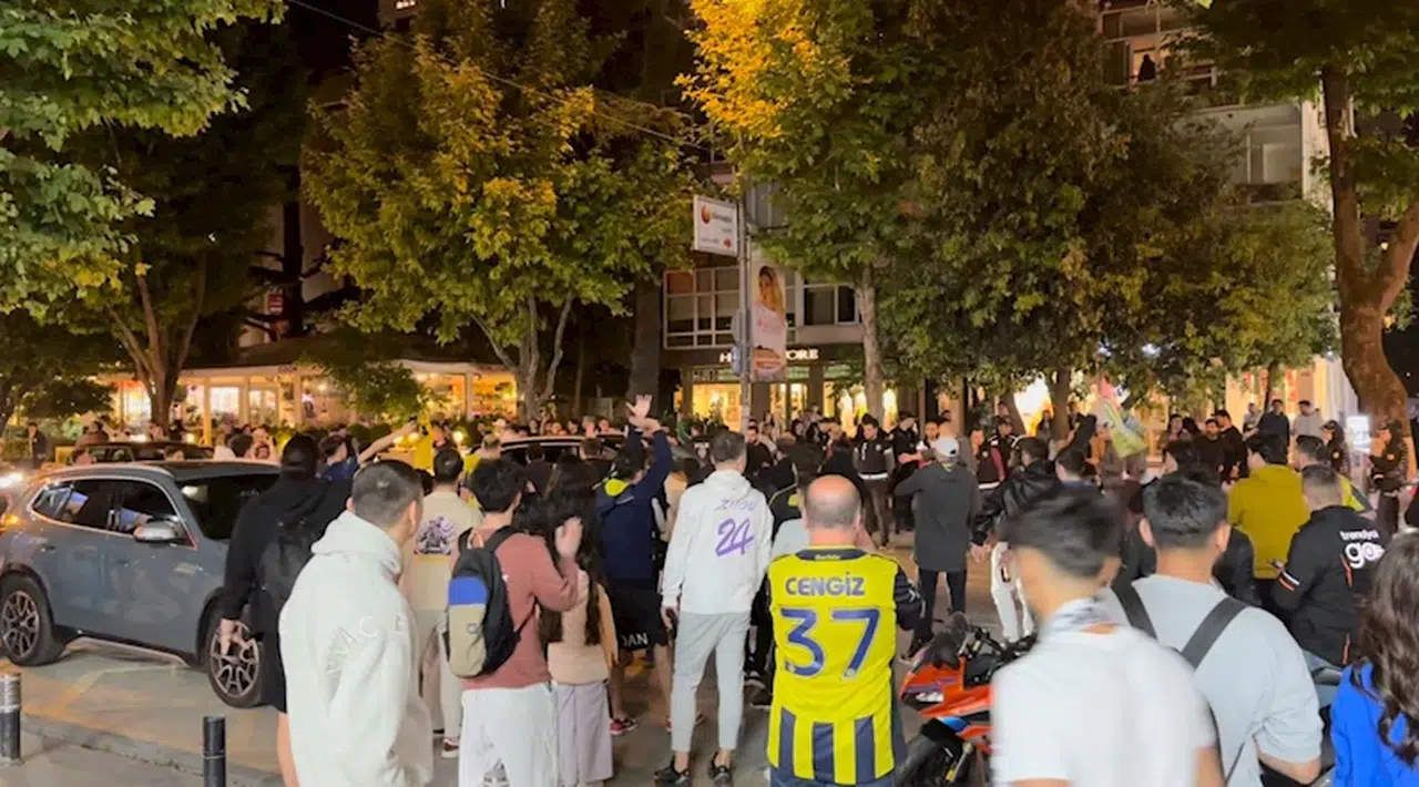 Bağdat Caddesi’nde Galatasaray taraftarlarının araçlarına saldırı