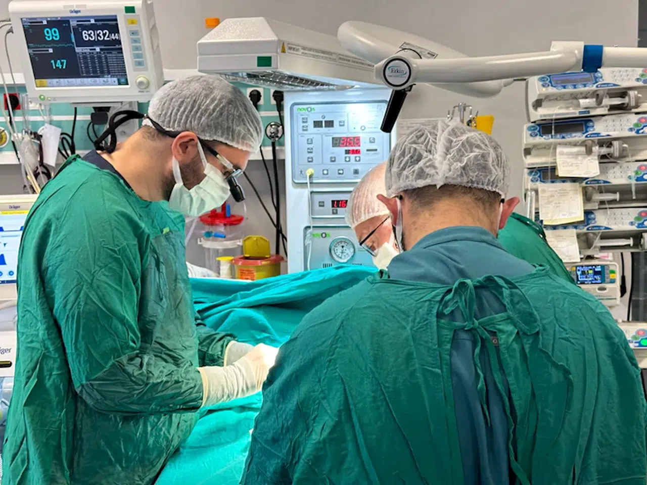 Rize'de kalp rahatsızlığı bulunan prematüre iki bebek ameliyat edildi