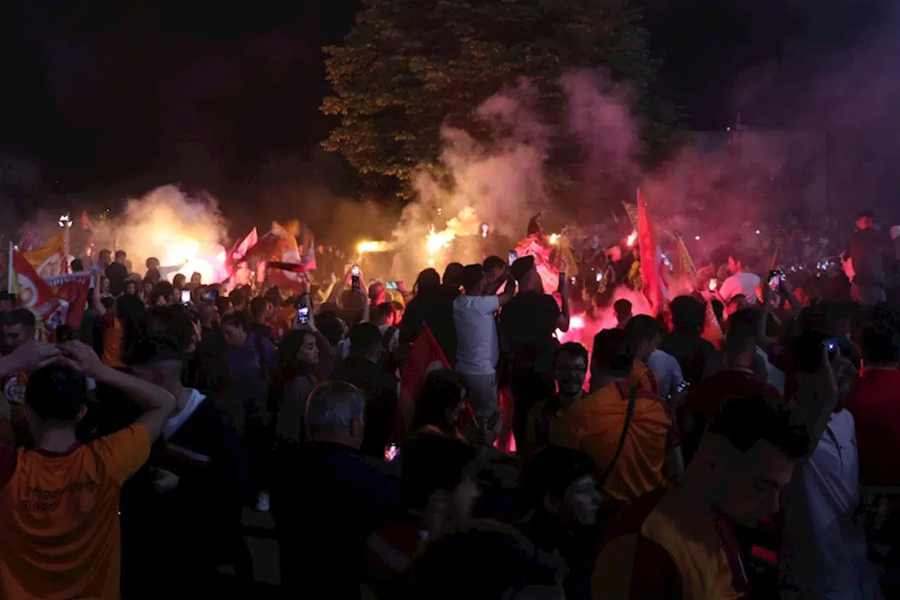Galatasaraylı taraftarlar, Ankara'da şampiyonluğu coşkuyla kutladı 