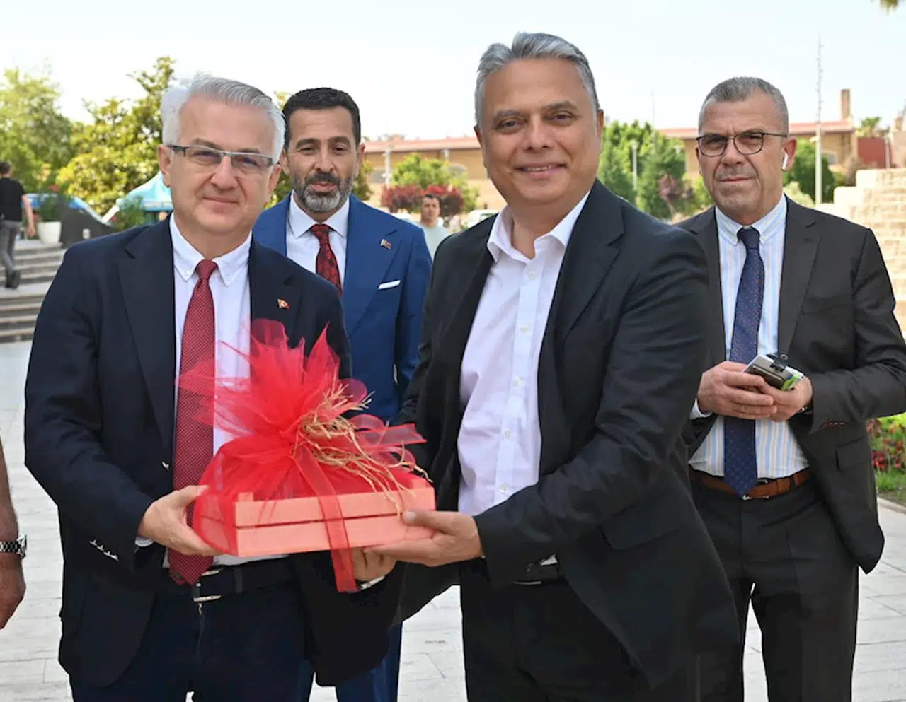 Başkan Uysal, Kepez Belediyesi'ni ziyaret ett