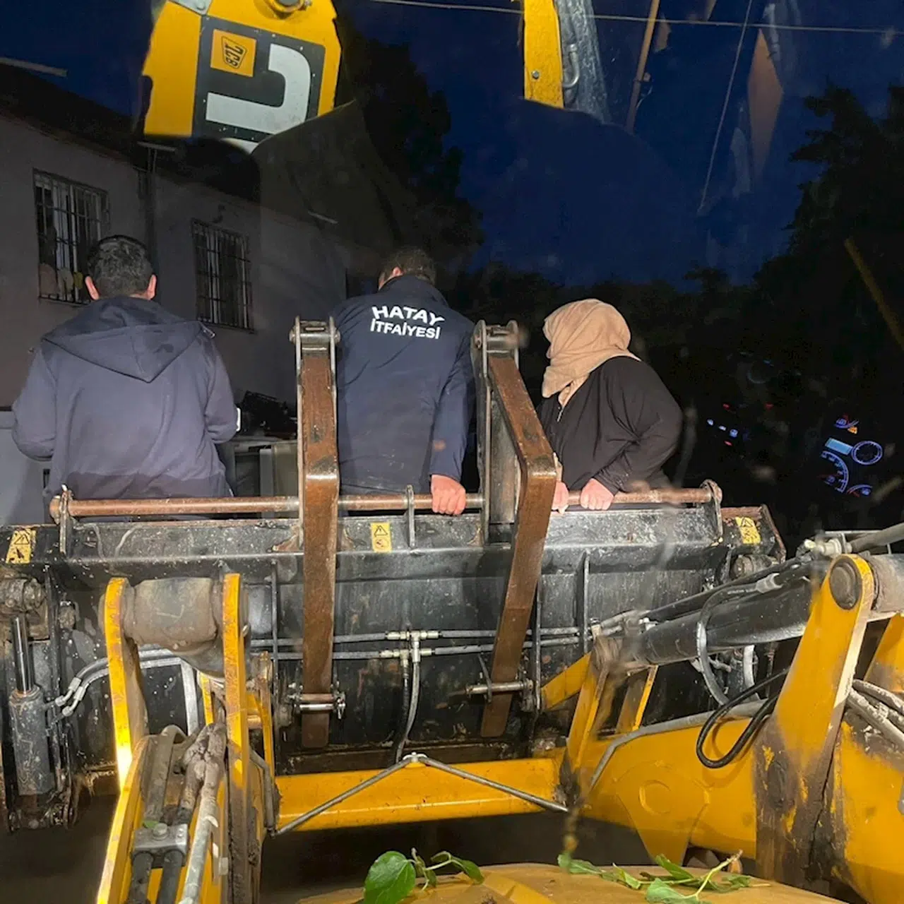 Hatay'da sağanak; cadde ve sokakları su bastı, mahsur 70 kişi kurtarıldı