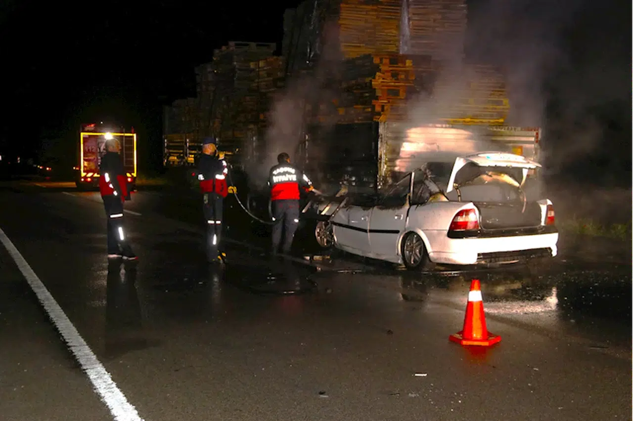 Amasya'da tıra arkadan çarpan otomobilin sürücüsü öldü
