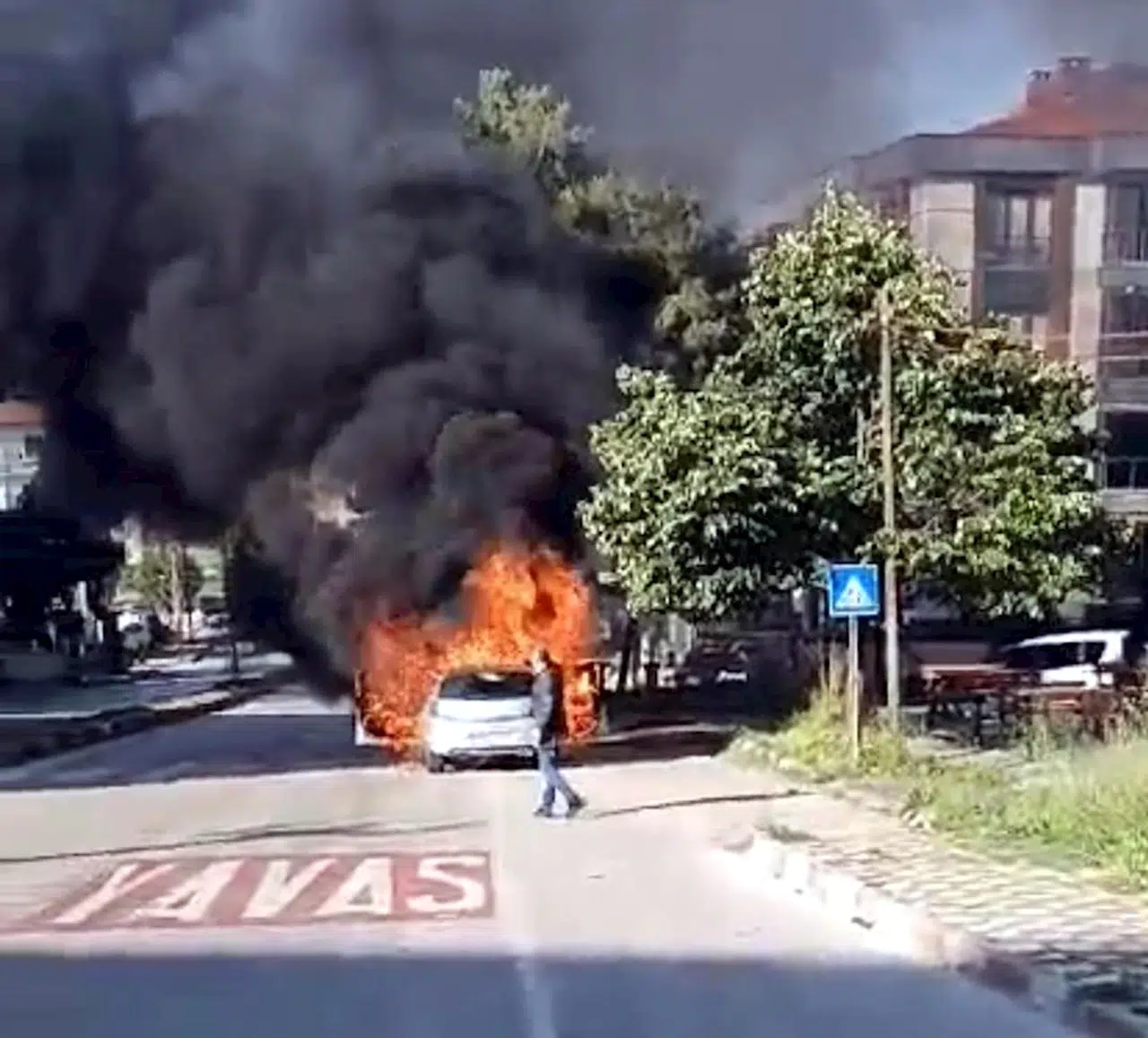 TEKİRDAĞ Seyir halinde alev alan otomobil yandı (VİDEO EKLENDİ) 