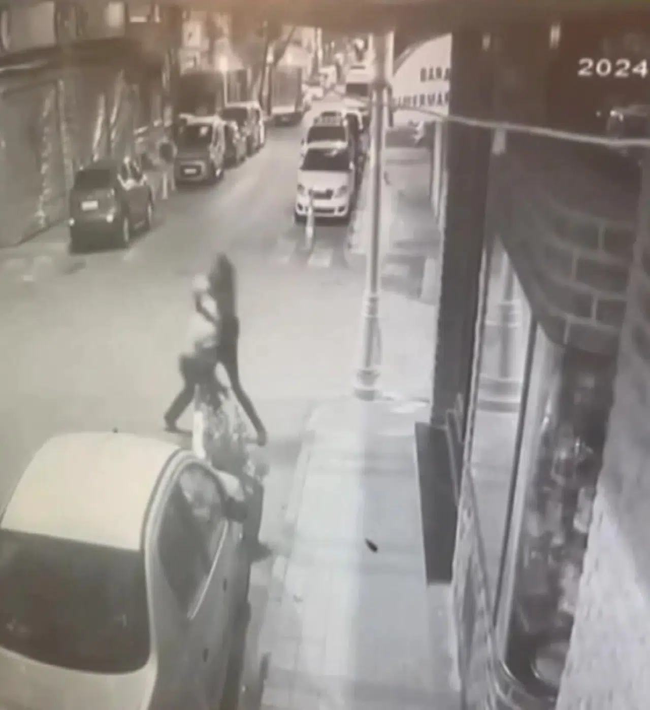 İstanbul - Sultangazi'de sokakta yumruk yumruğa kavga 