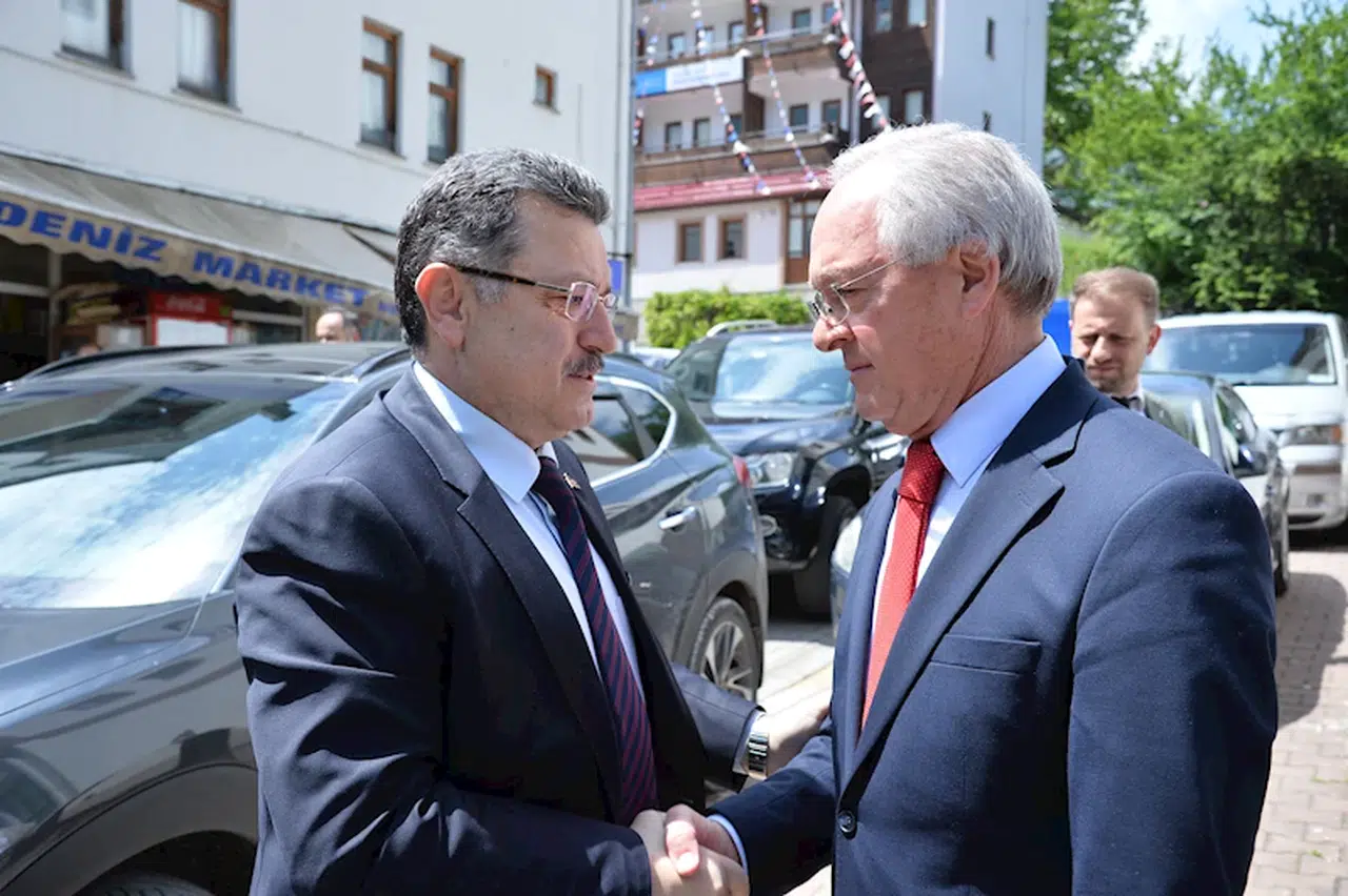 Makamında saldırıya uğrayan Başkan Beşel’e belediye başkanlarından destek ziyareti