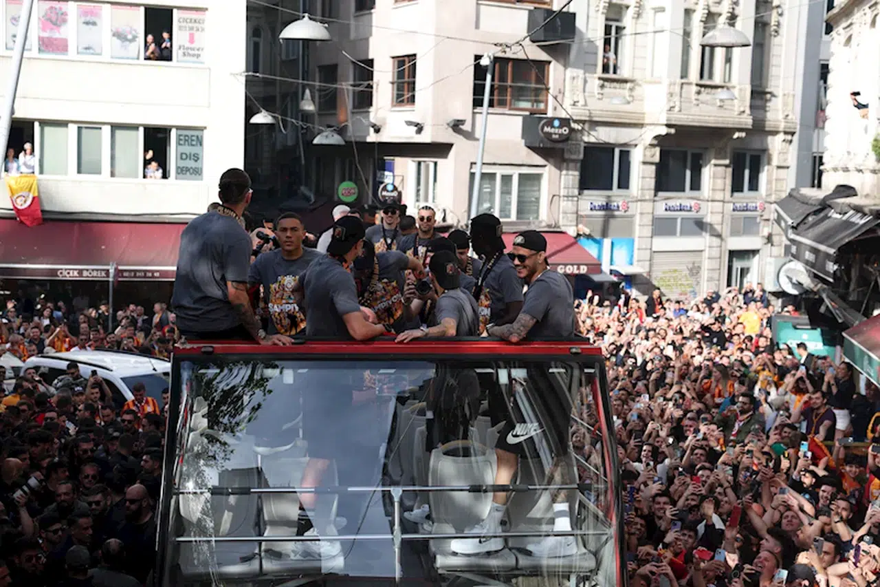 Galatasaray, şampiyonluk kutlaması için stada doğru yola çıktı